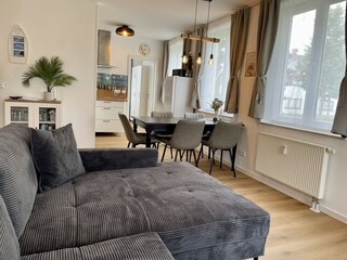 Blick von der Couch in den Essbereich