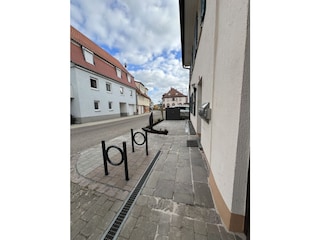 Fahrradständer und Terrasse