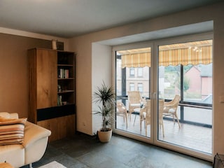 Wohnzimmer mt Blick in den Wintergarten