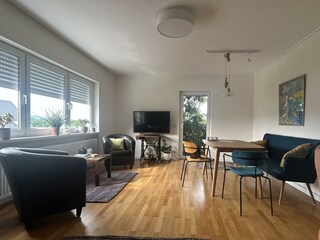 Helles Wohn- Esszimmer mit Zugang zum Balkon