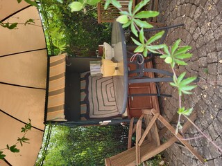 Überdachte Sitzmöglichkeit im Vorgarten