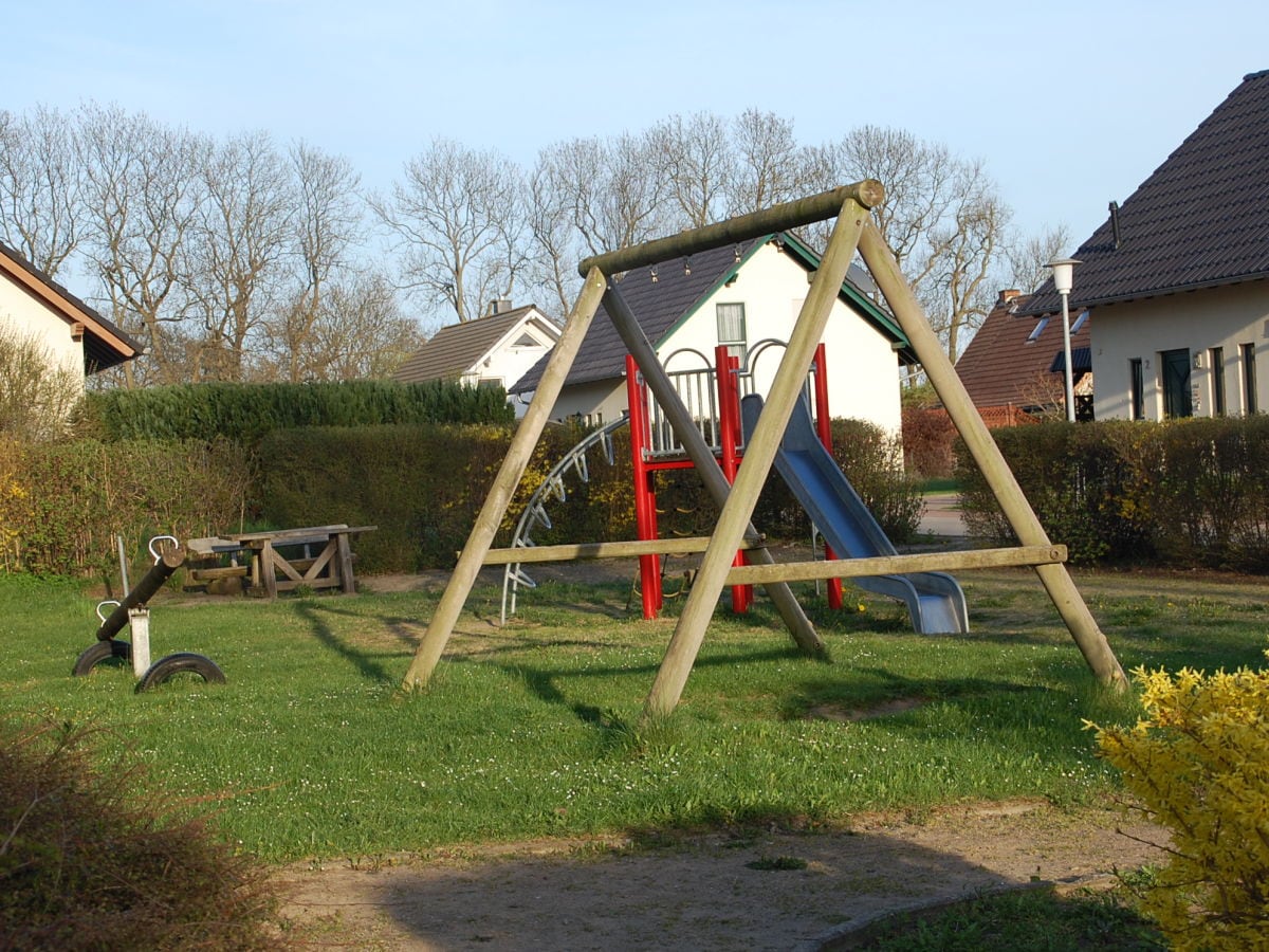 Ein angrenzender Spielplatz läd die kleinen Gäste ein