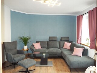 Wohnzimmer mit großer Couch