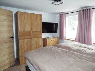 Schlafzimmer 3 mit Schrank und TV