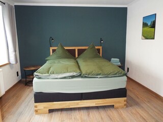 Schlafzimmer 1 mit großem Doppelbett