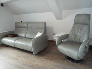 gemütliche Couch und Relax-Sessel