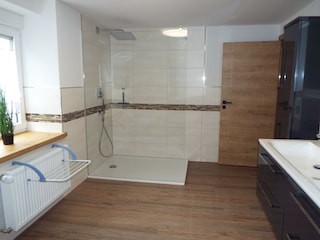 großzügiges Bad mit ebenerd.Dusche