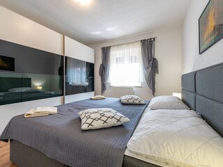 Schönes und komfortables Schlafzimmer.