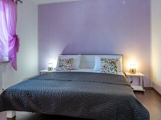 Schönes und komfortables Schlafzimmer.