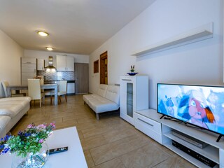 Wohnzimmer mit komfortabler Couch.