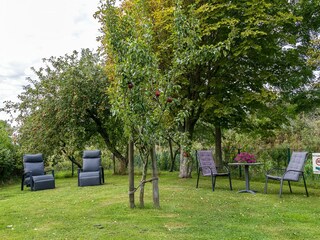 Viele Sitzmöglichkeiten rund ums Haus