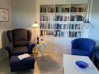 Leseecke mit gut ausgestattetem Büchersortiment