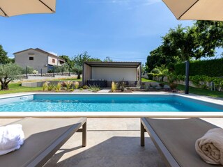 Liegefläche am Pool