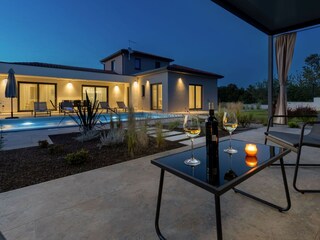 Villa Flores am Abend