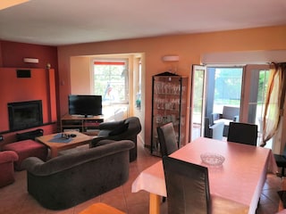 Essbereich innen mit Blick ins Wohnzimmer