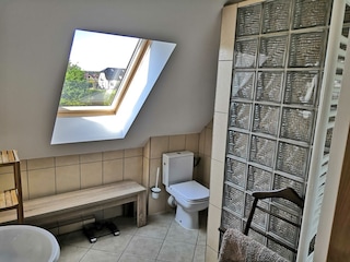 Badezimmer oben mit gemauerter Dusche