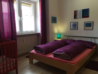 Ein weiteres Zimmer mit Kinderbett