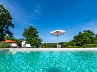 Sonnenbaden am privaten Pool.