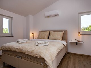 Komfortables und helles Schlafzimmer.