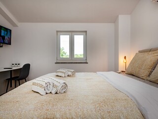 Komfortables und helles Schlafzimmer.