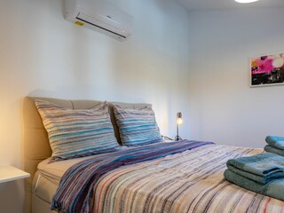 Das farbenfrohe Schlafzimmer ist eine Oase.