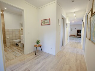 2. Badezimmer und Flur