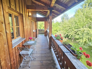 Blick vom Balkon in den Garten