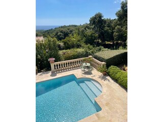 Blick auf Pool und Meer