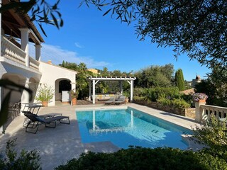 Pool mit Loungeecke