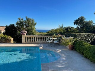 Pool mit Blick aufs Meer