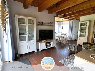 Wohnzimmer mit Blick zum Erker & zur Küche