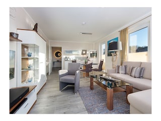 Blick vom Wohnzimmer bis in den Flur