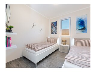 2.Schlafzimmer mit Fernseher und DVD-Player