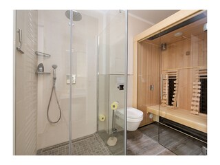 1. Badezimmer mit Dusche und Infrarotkabine