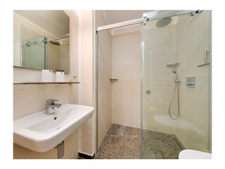 2.Badezimmer mit Dusche