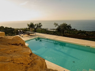 Blick vom Pool auf das Meer