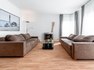 Wohnzimmer mit zwei Schlafsofas und Bio-Kamin
