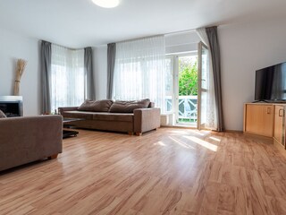 Wohnzimmer mit zwei Schlafsofas und Bio-Kamin