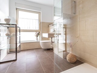 Bad mit Dusche und WC