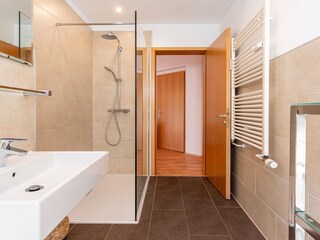 Bad mit Dusche und WC