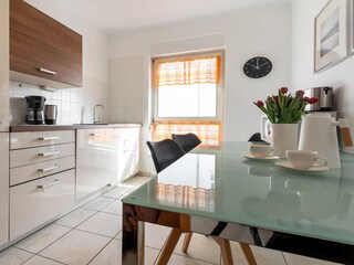 Einbauküche mit grossem Esstisch