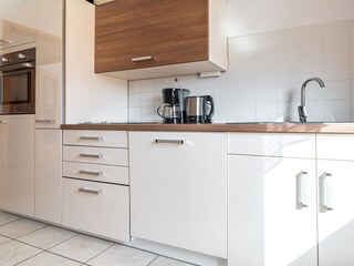 Einbauküche mit grossem Esstisch