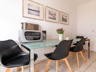 Einbauküche mit grossem Esstisch