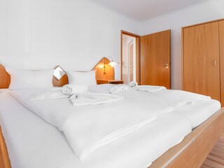 Schlafzimmer mit Doppelbett