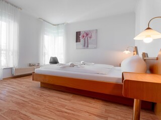 Schlafzimmer mit Doppelbett