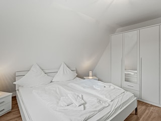 zweites Schlafzimmer mit Doppelbett im Obergeschoss