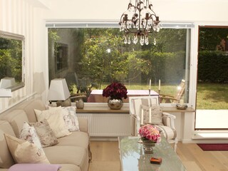 Wohnraum mit Blick in Garten
