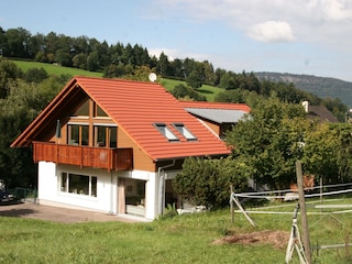 Blick auf's Haus im Sommer