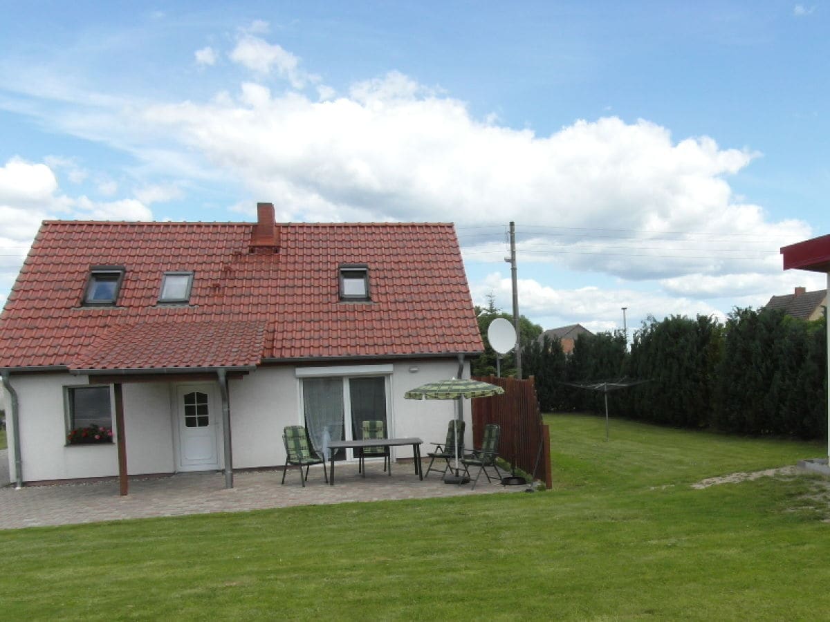 Ansicht Eingang, Terrasse + Nebengebäude