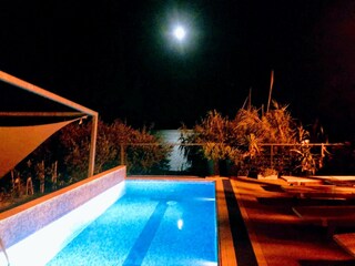 Poolbereich bei Nacht.